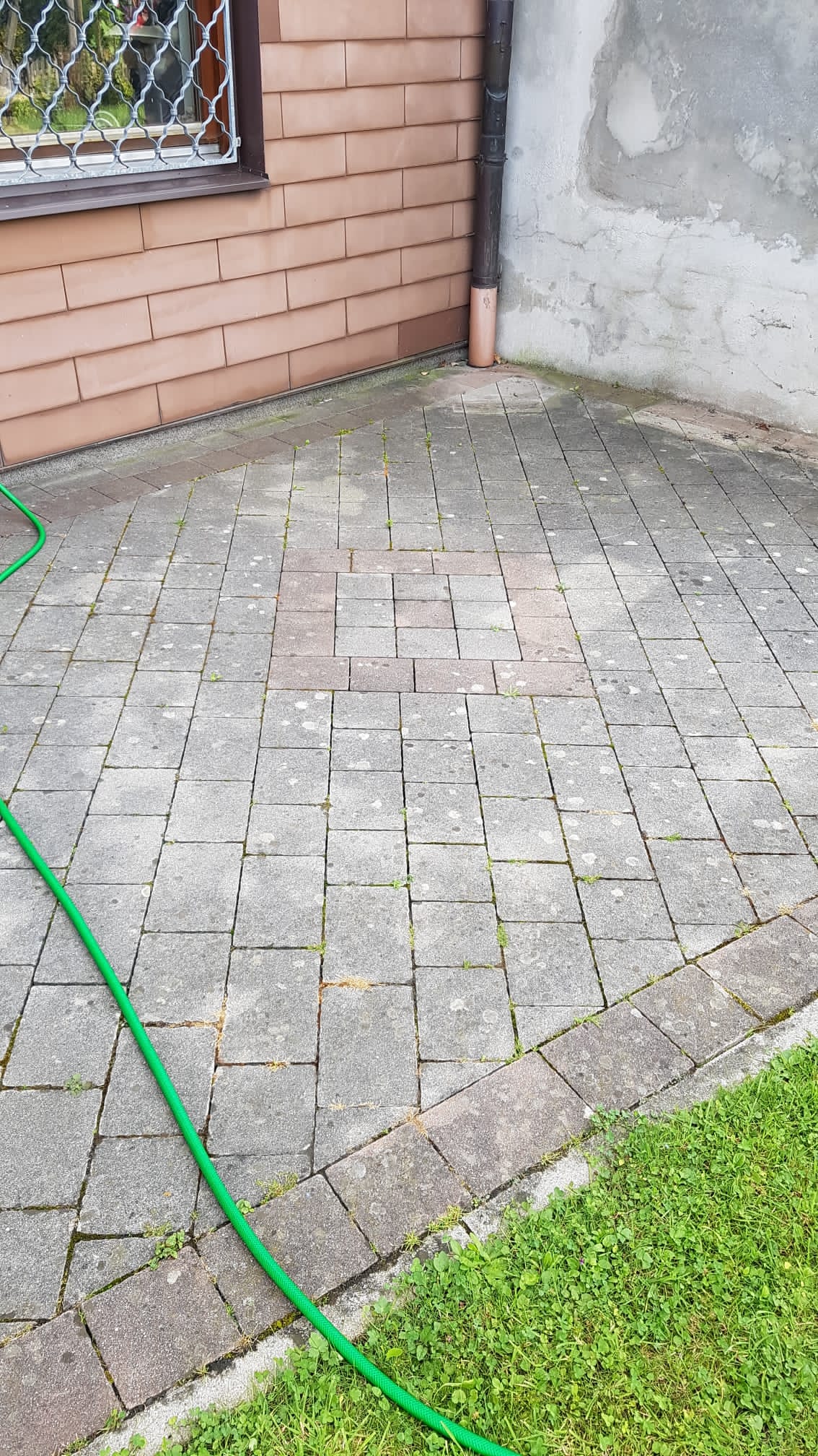 Vorher: Porentiefe Pflaster- & Steinreinigung